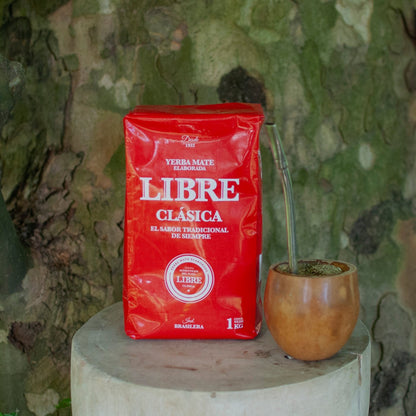 PAQUETE DE Yerba LIBRE Clásica junto a un mate con yerba y bombilla